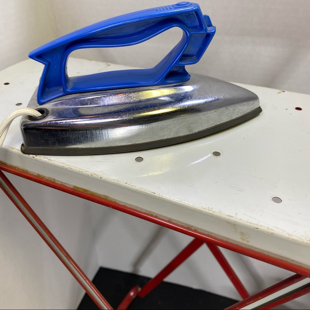 Vintage 1950’s iron, board and 1930’s wringer Sold - Picture 3 of 7